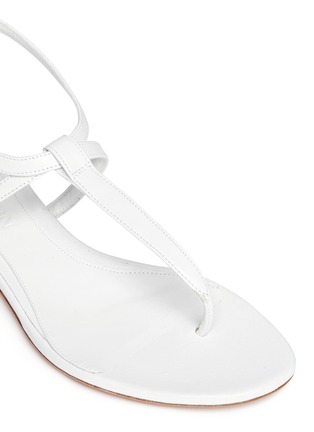 细节 - 点击放大 - ALEXANDER MCQUEEN - Skull charm chain leather thong sandals