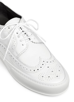 细节 - 点击放大 - CLERGERIE - 翼纹雕花流苏真皮运动鞋