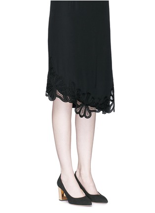 模特示范图 - 点击放大 - CHARLOTTE OLYMPIA - LIZ尖头绒面真皮方跟鞋