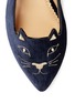 细节 - 点击放大 - CHARLOTTE OLYMPIA - Mid-Century Kitty猫脸刺绣尖头平底鞋
