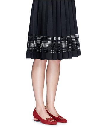 模特示范图 - 点击放大 - CHARLOTTE OLYMPIA - KITTY 35猫脸刺绣方跟鞋