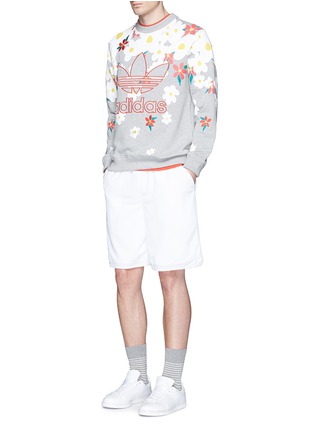 模特儿示范图 - 点击放大 - ADIDAS BY PHARRELL WILLIAMS - PW DAISY雏菊刺绣卫衣