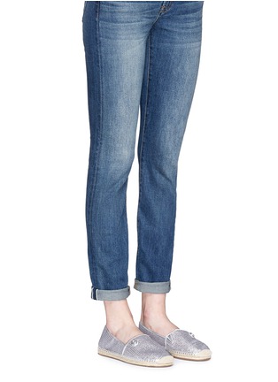 模特儿示范图 - 点击放大 - MICHAEL KORS - KENDRICK漆皮拼贴闪粉麻编便鞋