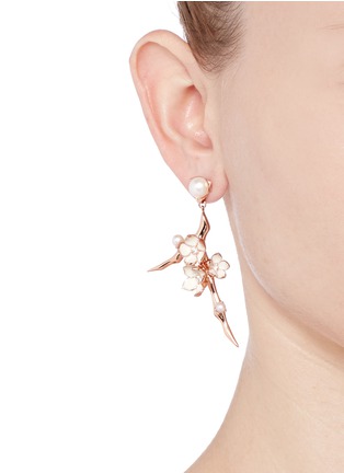 模特儿示范图 - 点击放大 - SHAUN LEANE - Large branch diamond and cultured pearl drop earrings