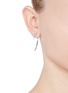 模特儿示范图 - 点击放大 - SHAUN LEANE - Small silver hook earrings