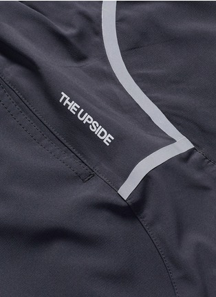 细节 - 点击放大 - THE UPSIDE - 反光条纹及品牌标志功能短裤
