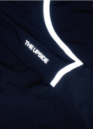  - THE UPSIDE - 反光条纹及品牌标志功能短裤
