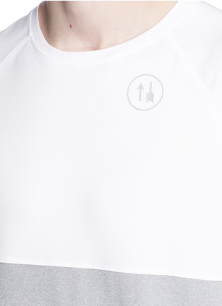 细节 - 点击放大 - THE UPSIDE - 反光箭头图案功能T恤