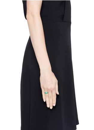 模特儿示范图 - 点击放大 - POMELLATO - Capri 18K玫瑰金绿玉髓蓝宝石戒指