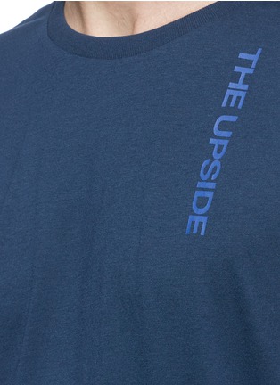 细节 - 点击放大 - THE UPSIDE - Black Line品牌标志功能T恤