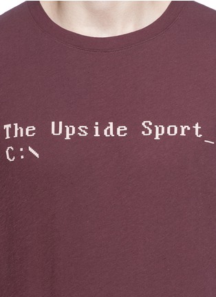 细节 - 点击放大 - THE UPSIDE - Pixel英文字拼贴棉混亚麻T恤