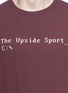 细节 - 点击放大 - THE UPSIDE - Pixel英文字拼贴棉混亚麻T恤