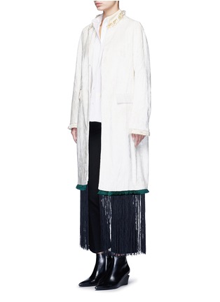 模特示范图 - 点击放大 - TOGA ARCHIVES - 丝绒质感流苏长款大衣