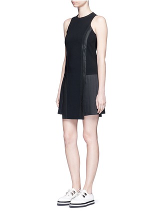 模特示范图 - 点击放大 - NEIL BARRETT - 条纹拼贴百褶连衣裙