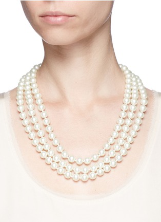 模特儿示范图 - 点击放大 - KENNETH JAY LANE - 三重玻璃珍珠项链