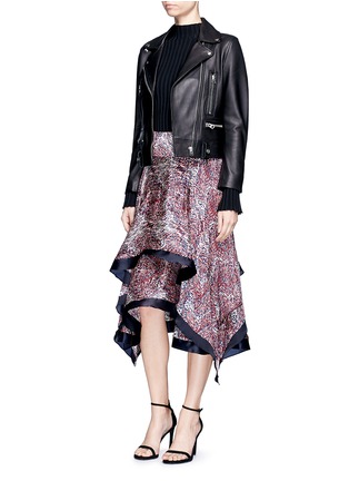 模特示范图 - 点击放大 - RHIÉ - 抽象波浪花纹层次褶裥半身裙