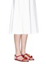 模特示范图 - 点击放大 - DOLCE & GABBANA - 绒球花卉装饰平底凉鞋