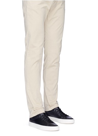 模特儿示范图 - 点击放大 - COMMON PROJECTS - 荔枝纹真皮低筒运动鞋