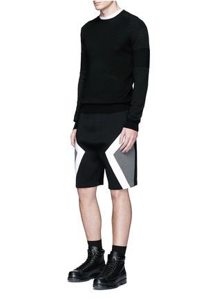 模特儿示范图 - 点击放大 - NEIL BARRETT - 三角图案太空棉短裤
