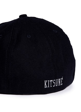 细节 - 点击放大 - MAISON KITSUNÉ - x New Era 59Fifty 字母刺绣拼色棒球帽