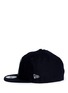 模特示范图 - 点击放大 - MAISON KITSUNÉ - x New Era 59Fifty 字母刺绣拼色棒球帽