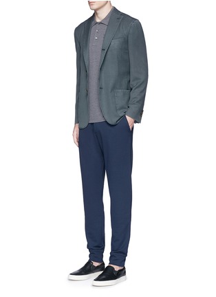 模特儿示范图 - 点击放大 - ARMANI COLLEZIONI - 单色弹性休闲长裤