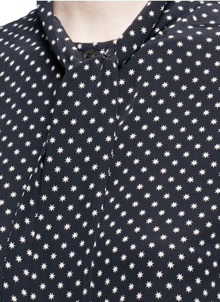 细节 - 点击放大 - EQUIPMENT - x Kate Moss SLIM SIGNATURE扭结装饰星形印花真丝衬衫