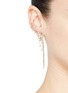 模特儿示范图 - 点击放大 - CRISTINAORTIZ - Diamond 9k gold mismatched feather earrings