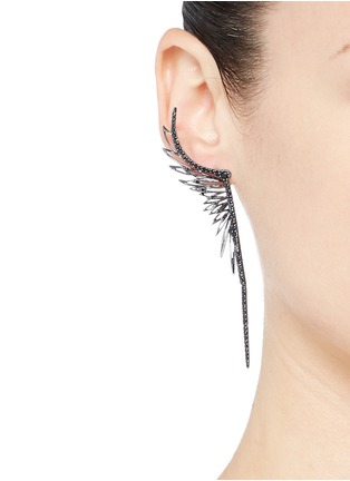 模特儿示范图 - 点击放大 - CRISTINAORTIZ - Black diamond 9k gold single wing creeper earring