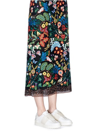 模特示范图 - 点击放大 - VALENTINO GARAVANI - 铆钉拼色真皮球鞋