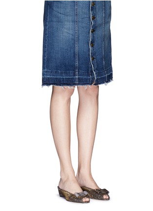 模特示范图 - 点击放大 - STUART WEITZMAN - CANDY金属色蝴蝶结高跟凉鞋