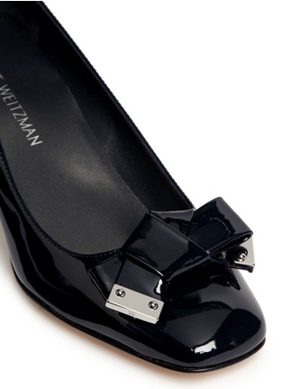细节 - 点击放大 - STUART WEITZMAN - 蝴蝶结方头漆皮中跟鞋