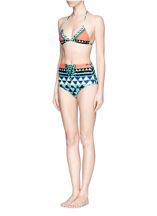 模特儿示范图 - 点击放大 - MARA HOFFMAN - Geometric tribal print reversible triangle bikini top