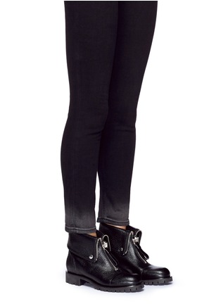 模特示范图 - 点击放大 - ALEXANDER MCQUEEN - 骷髅头装饰粒面真皮及踝靴