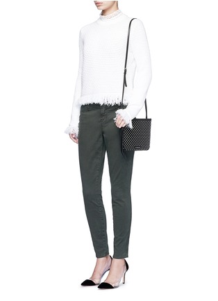 模特示范图 - 点击放大 - ALEXANDER MCQUEEN - 铆钉真皮斜挎包