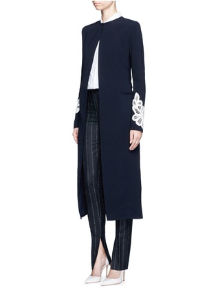 模特示范图 - 点击放大 - VICTORIA BECKHAM - 钩花装饰初剪羊毛束腰大衣