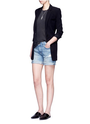 模特儿示范图 - 点击放大 - CURRENT/ELLIOTT - THE BOYFRIEND磨破牛仔短裤