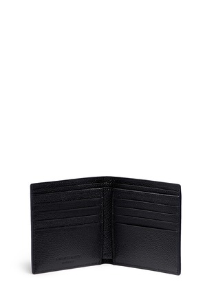 模特儿示范图 - 点击放大 - ALEXANDER MCQUEEN - 骷髅头徽章荔枝纹真皮折叠钱包