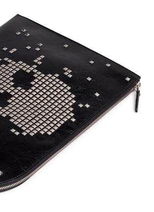 细节 - 点击放大 - ALEXANDER MCQUEEN - 铆钉骷髅图案牛皮手拿包