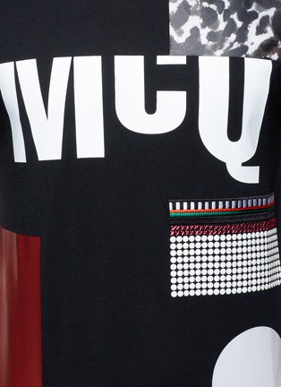细节 - 点击放大 - MC Q - 几何品牌标志胶印T恤