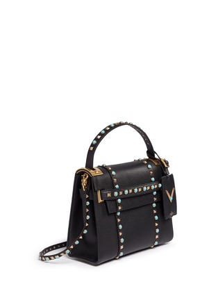 模特示范图 - 点击放大 - VALENTINO GARAVANI - MY ROCKSTUD铆钉及仿宝石装饰荔枝纹牛皮手提包