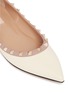 细节 - 点击放大 - VALENTINO GARAVANI - 铆钉装饰漆皮尖头平底鞋