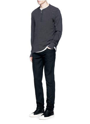 模特儿示范图 - 点击放大 - RAG & BONE - FIT 2单色中腰棉质牛仔裤