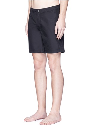 模特儿示范图 - 点击放大 - Onia - CALDER 7.5单色游泳短裤