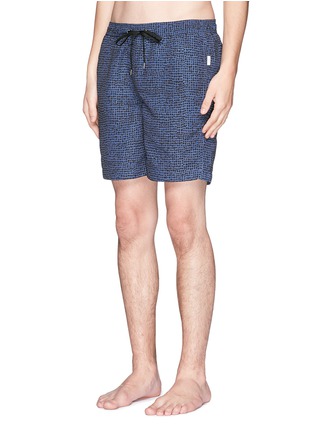 模特儿示范图 - 点击放大 - Onia - CHARLES 7""波点印花游泳短裤