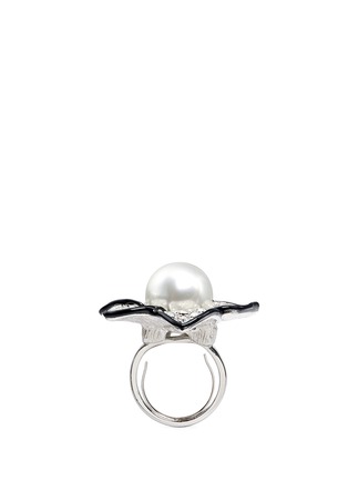 模特儿示范图 - 点击放大 - KENNETH JAY LANE - 花卉造型仿水晶珍珠戒指