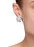 模特儿示范图 - 点击放大 - KENNETH JAY LANE - 人造珍珠及仿水晶点缀花卉造型金属夹耳耳环