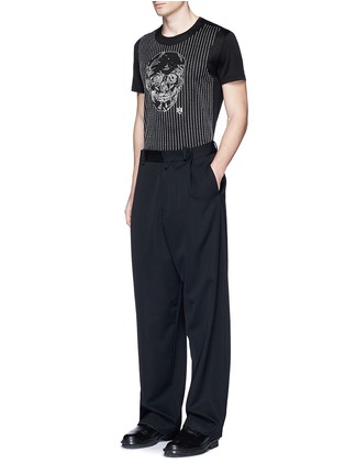 模特儿示范图 - 点击放大 - ALEXANDER MCQUEEN - 骷髅及条纹刺绣纯棉T恤