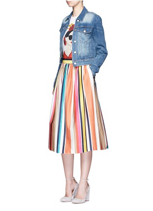 模特儿示范图 - 点击放大 - ALICE + OLIVIA - Stacey Frida肖像印花纯棉T恤