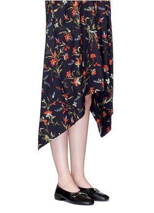 模特示范图 - 点击放大 - BALENCIAGA - 皮革拼金属蝴蝶结平底芭蕾鞋